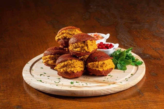 Compreender o valor da comida afro-brasileira é reconhecer seu papel como um dos pilares da cultura nacional (Imagem: Igor Vilela Rotundo | Shutterstock) - (crédito: EdiCase) Compreender o valor da comida afro-brasileira é reconhecer seu papel como um dos pilares da cultura nacional (Imagem: Igor Vilela Rotundo | Shutterstock) - (crédito: EdiCase)