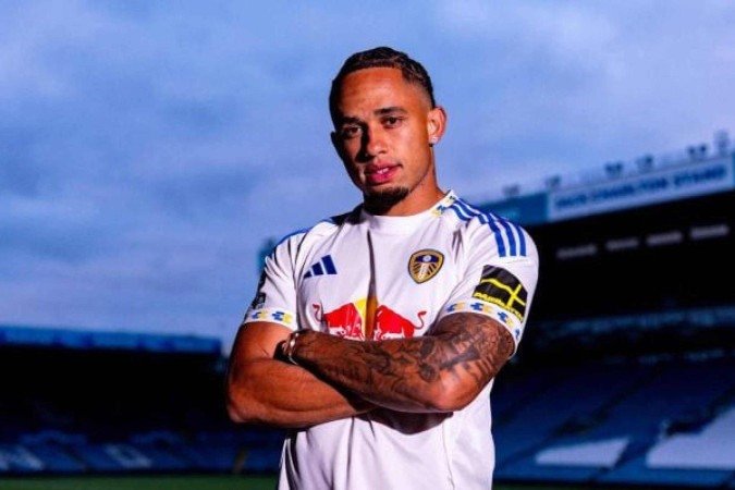 Okafor já com a camisa do Leeds United para a temporada 2025/26 - (crédito: Foto: Divulgação/Leeds United) Okafor já com a camisa do Leeds United para a temporada 2025/26 - (crédito: Foto: Divulgação/Leeds United)