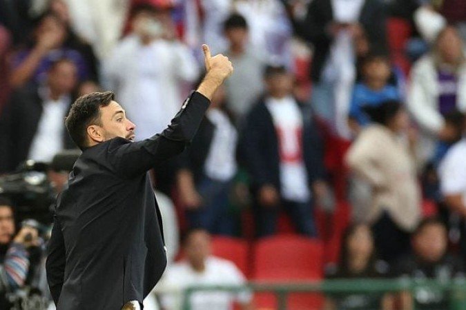 TÉCNICO: DAVIDE ANCELOTTI – Deveria ter voltado do intervalo com um time menos medroso. Manteve os três volantes e o trio de frente que pouco produzia.  Só foi mudar quando o time já perdia por 2 a 0. NOTA: 3,0.  Foto: Vitor Silva/Botafogo