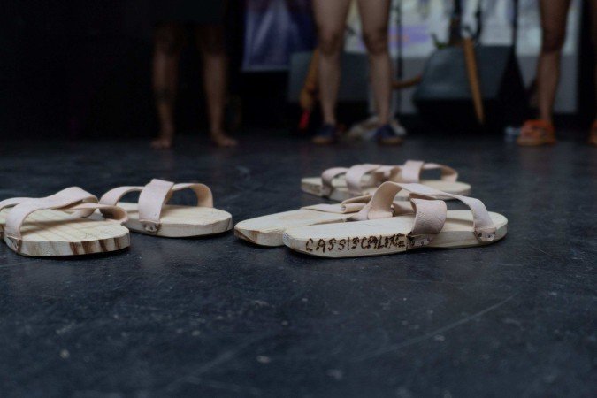 Tamancos de madeira com couro criados pelo mestre Lula Calixto