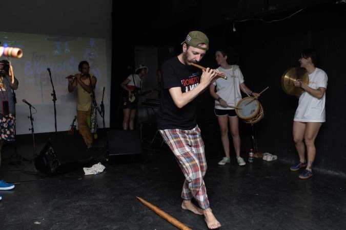 Brincadeira da cobra: participantes saltam em torno de um tecido -  (crédito: Divulgação)