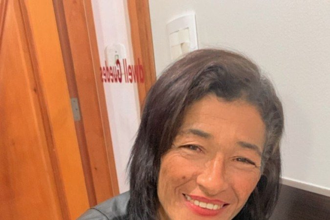 Apesar do ataque, o sorriso de Cláudia expressa o alívio por ter sobrevivido aos ferimentos