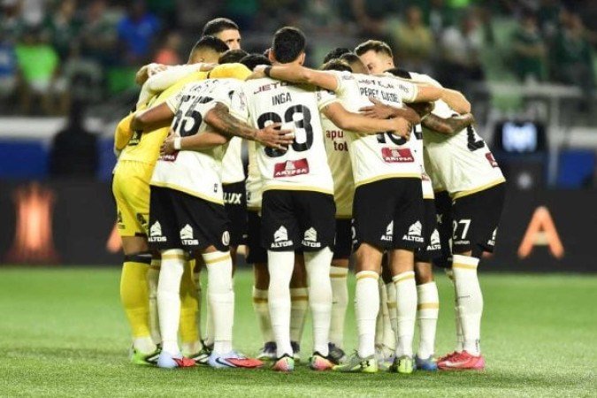 UNIVERSITARIO - Ao contrário do jogo de ida, os peruanos conseguiram se impor dentro de campo. Mostraram uma postura ofensiva muito boa, principalmente no primeiro tempo, onde conseguiu criar oportunidades. Se despede da Libertadores com a cabeça erguida, apesar do resultado negativo na ida. Nota: 6,5 - Foto: Divulgação/Conmebol