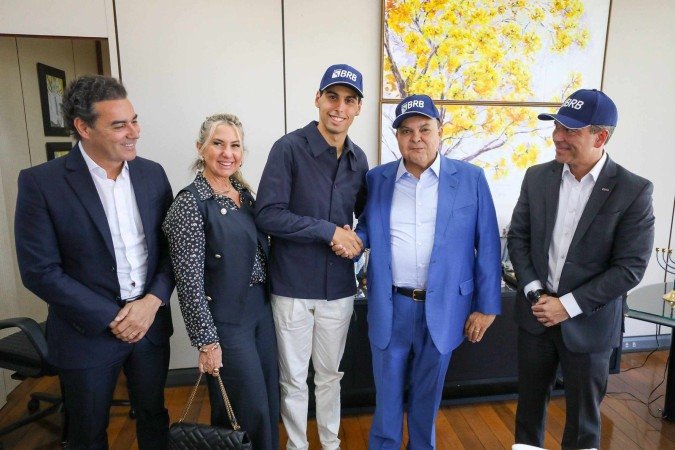 Ibaneis Rocha recebe piloto Gabriel Bortoleto e anuncia reabertura do Autódromo com prova da Stock Car - (crédito: Renato Alves/Agência Brasília) Ibaneis Rocha recebe piloto Gabriel Bortoleto e anuncia reabertura do Autódromo com prova da Stock Car - (crédito: Renato Alves/Agência Brasília)