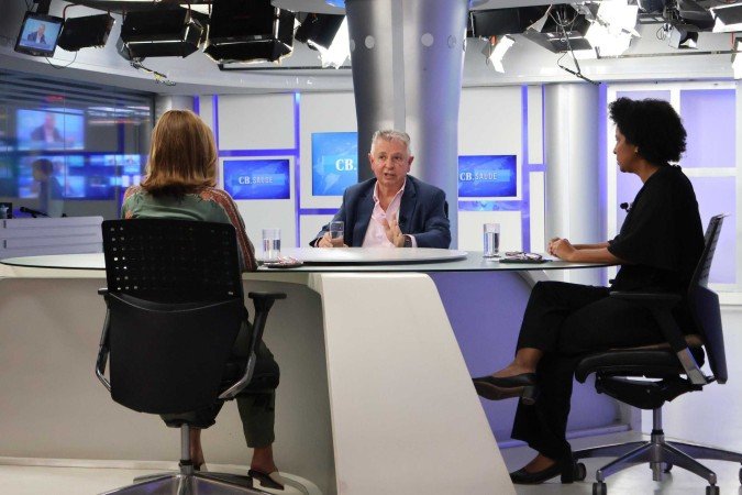 Endocrinologista e diretor do centro, João Lindolfo Borges, no CB.Saúde. Na bancada, Carmen Souza (D) e Sibele Negromonte
       -  (crédito:  Bruna Gaston CB/DA Press)