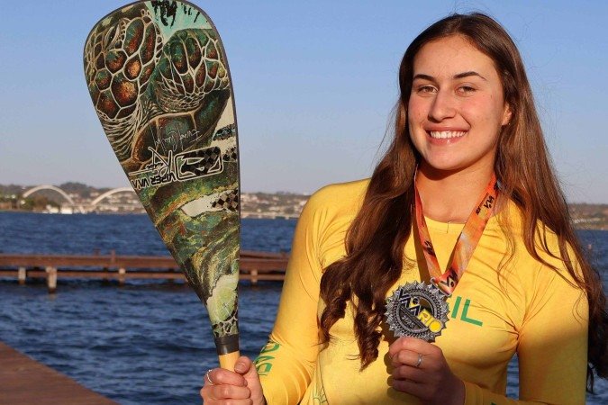 Mariana Daufenbach grava o nome na história da canoa polinésia