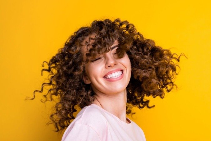 Para manter a definição dos cachos no day after é necessária uma rotina de cuidados (Imagem: Roman Samborskyi | Shutterstock) - (crédito: EdiCase) Para manter a definição dos cachos no day after é necessária uma rotina de cuidados (Imagem: Roman Samborskyi | Shutterstock) - (crédito: EdiCase)