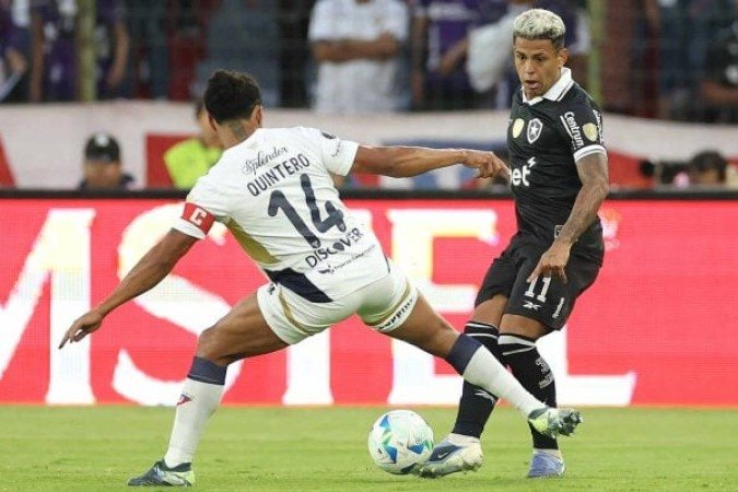 MATHEUS MARTINS – Duas jogadas em velocidade pela esquerda, o que fez dele o jogador com alguma produção ofensiva no primeiro tempo. Mas a verdade é que ambas não resultaram em nada. No segundo tempo, diminuiu.  NOTA: 5,0.  Foto: Vitor Silva/Botafogo