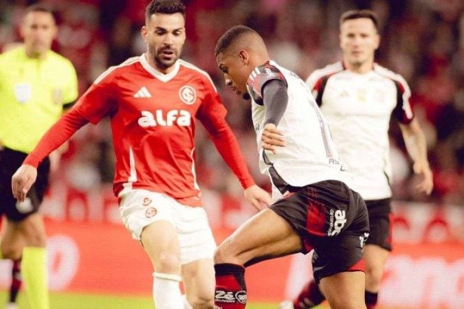 SAMUEL LINO – Começou o jogo perdendo a disputa com Aguirre. Contudo, quando conseguiu o primeiro sucesso, depois dos 15 minutos, cresceu e passou a fazer boas jogadas. O gol do Flamengo saiu de um rebote de um chute seu. E quase fez o segundo gol ainda no primeiro tempo. NOTA: 7,0. Foto: Adriano Pontes/Flamengo