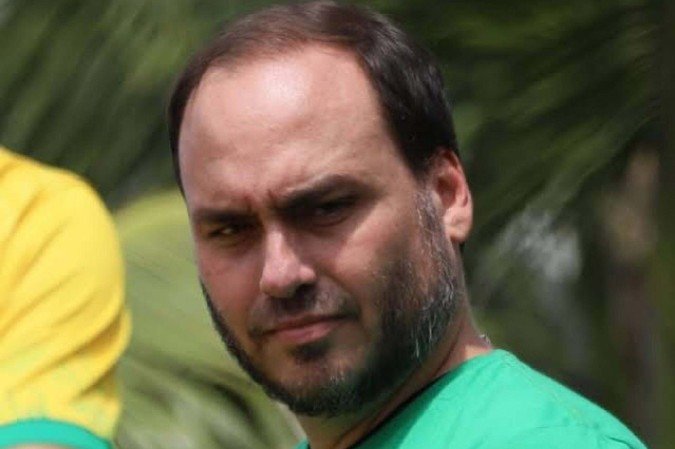 Carlos Bolsonaro fez uma publicação e disse que ouviu com atenção aos áudios e que as informações foram vazadas de forma ilegal -  (crédito: Reprodução/Redes Sociais)