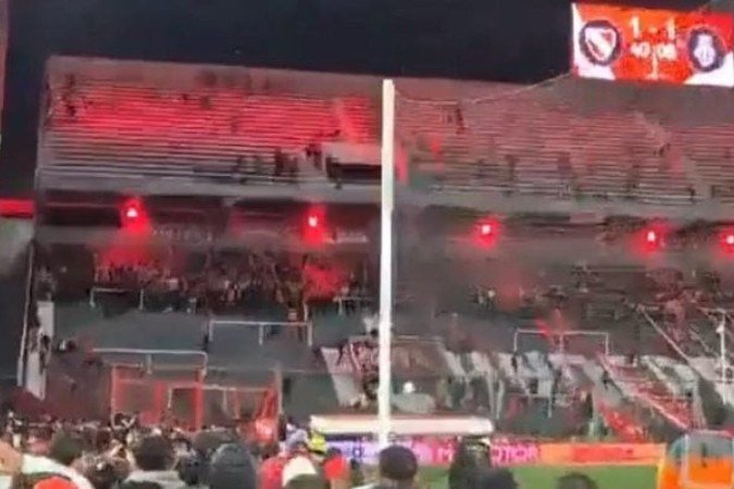 Torcedor sobrevive à queda em meio aos confrontos em Avellaneda, na Argentina, pela Sul-Americana - (crédito: Foto: Reprodução) Torcedor sobrevive à queda em meio aos confrontos em Avellaneda, na Argentina, pela Sul-Americana - (crédito: Foto: Reprodução)