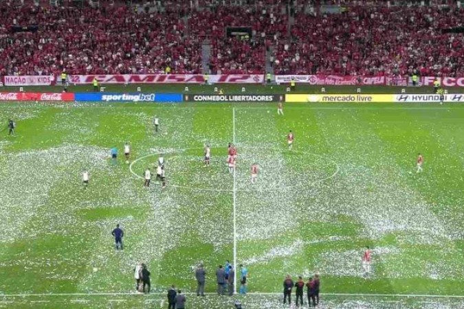 Chuva de papéis picados atrasou o início da partida entre Internacional e Flamengo, pela Libertadores - (crédito: Foto: Reprodução) Chuva de papéis picados atrasou o início da partida entre Internacional e Flamengo, pela Libertadores - (crédito: Foto: Reprodução)