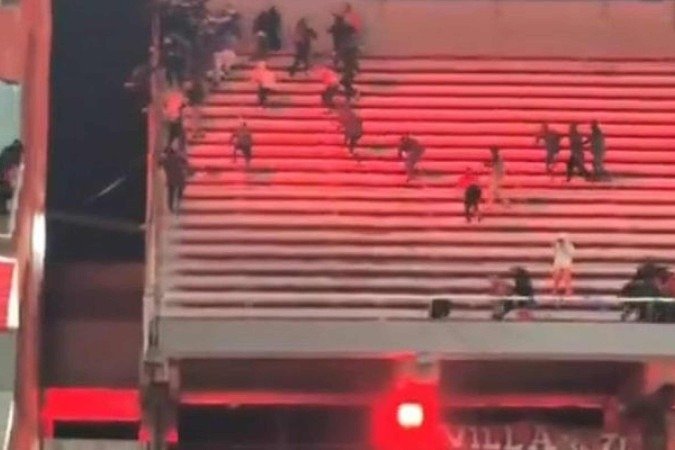 Confusão nas arquibancadas entre Independiente e Universidad de Chile - (crédito: Foto: Reprodução) Confusão nas arquibancadas entre Independiente e Universidad de Chile - (crédito: Foto: Reprodução)