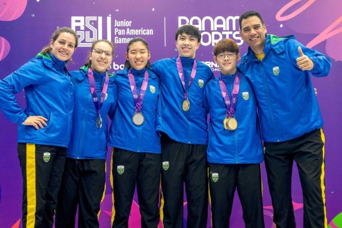 Beatriz Fiori e Karina Senaga do Time Brasil medalhistas de prata, e Felipe Doti e Leonardo Izuka, medalhistas de ouro, comemoram com os treinadores -  (crédito: Grazie Batista/COB)