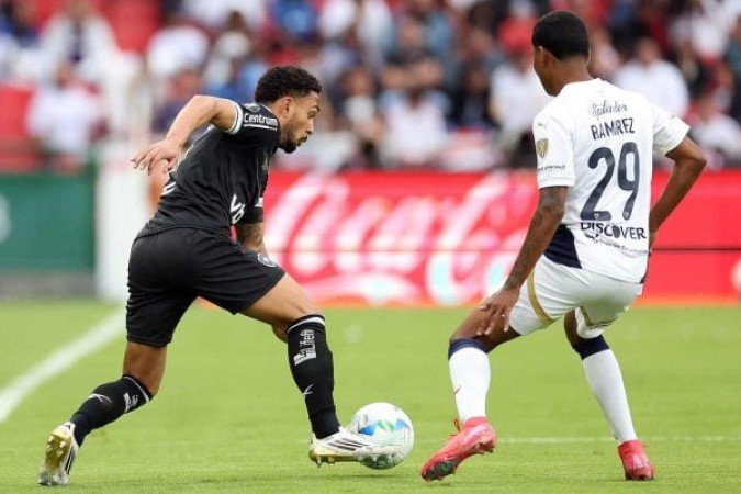 VITINHO – Ficou preso, pois a LDU era perigosa pelo seu lado. Apareceu pouco no apoio e cometeu um erro de passe que, por milagre, Villamil não marcou. No fim, perdeu a melhor chance  do Botafogo, pegando de canela um cruzamento.  NOTA: 4,5.  Foto: Divulgação / Conmebol