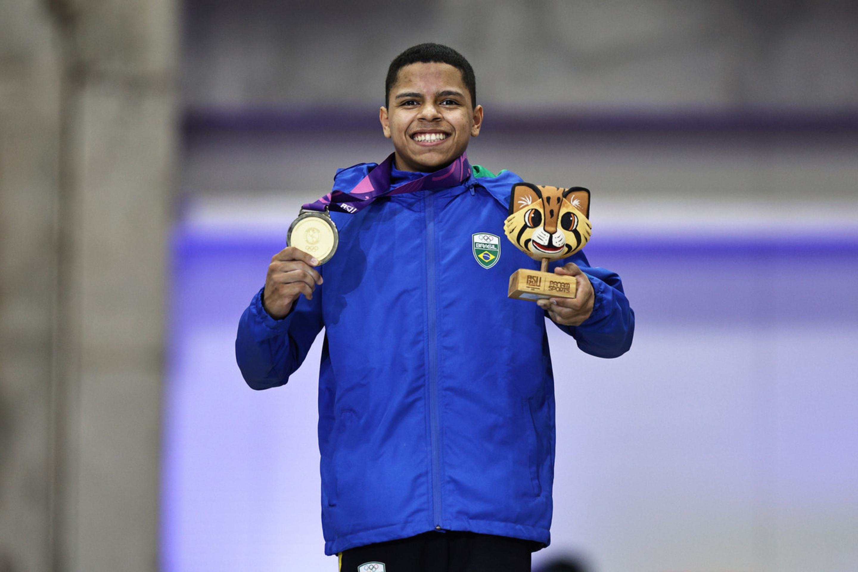 Pedro Henrique Silveira conquistou a medalha de ouro no cavalo com argolas