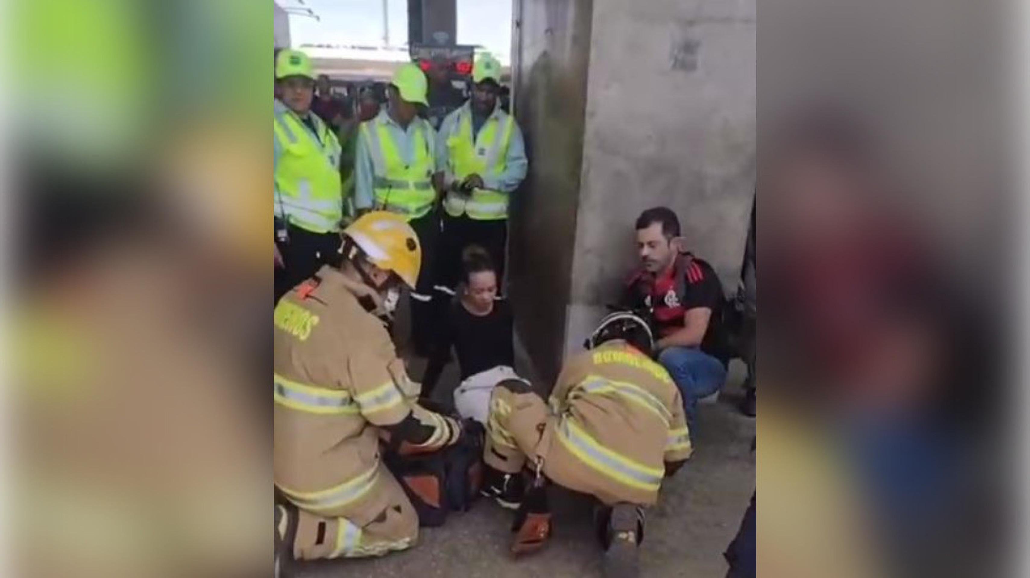 Mulher cai e fica com a perna presa em bueiro na Rodoviária 