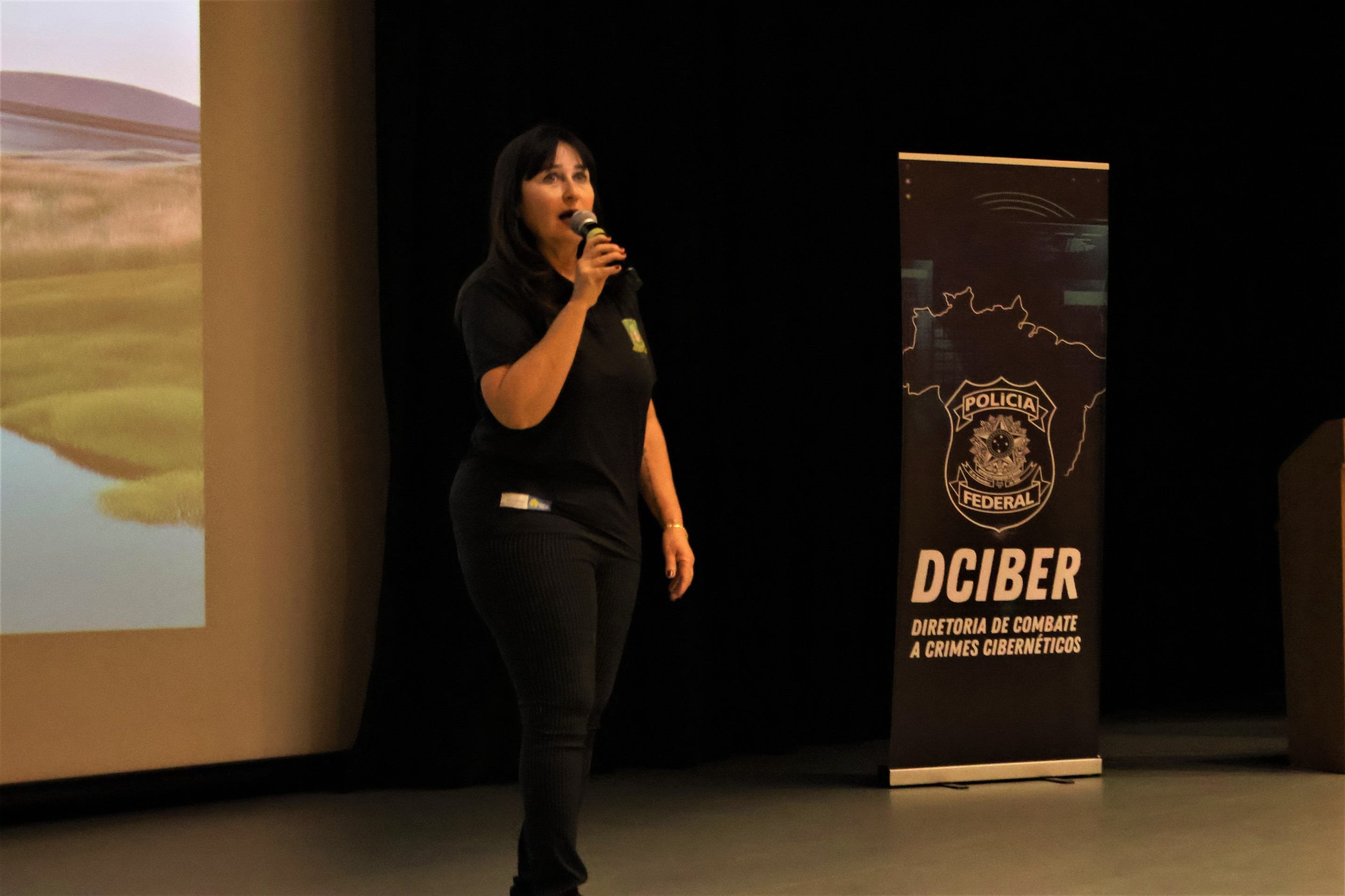  21/08/2025 Bruna Gaston CB/DA Press. Palestra sobre o uso de celular e a adultização. Ana Beatriz Goldstein e equipe       