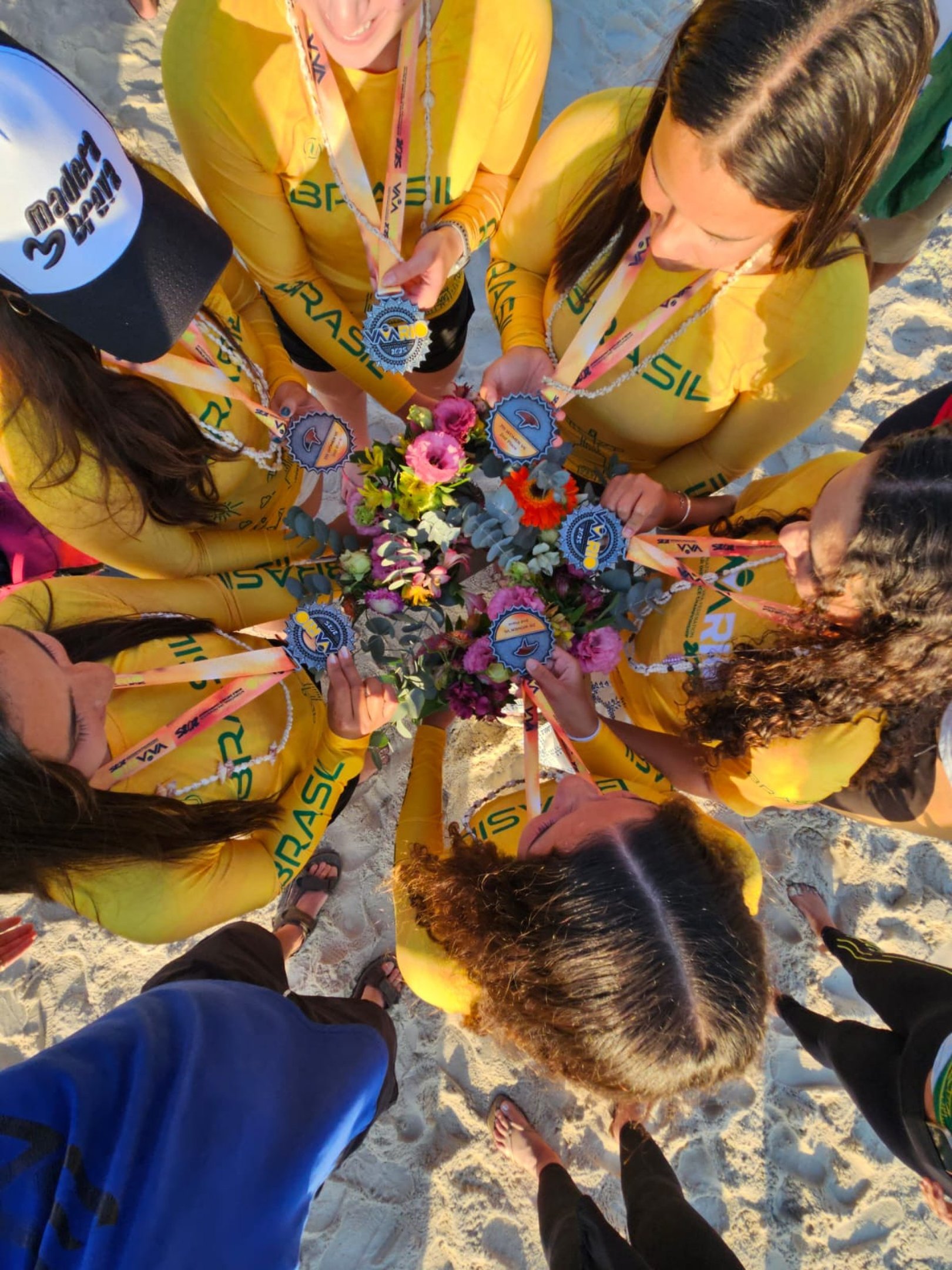 A equipe brasileira de Canoa Polinésia com as medalhas