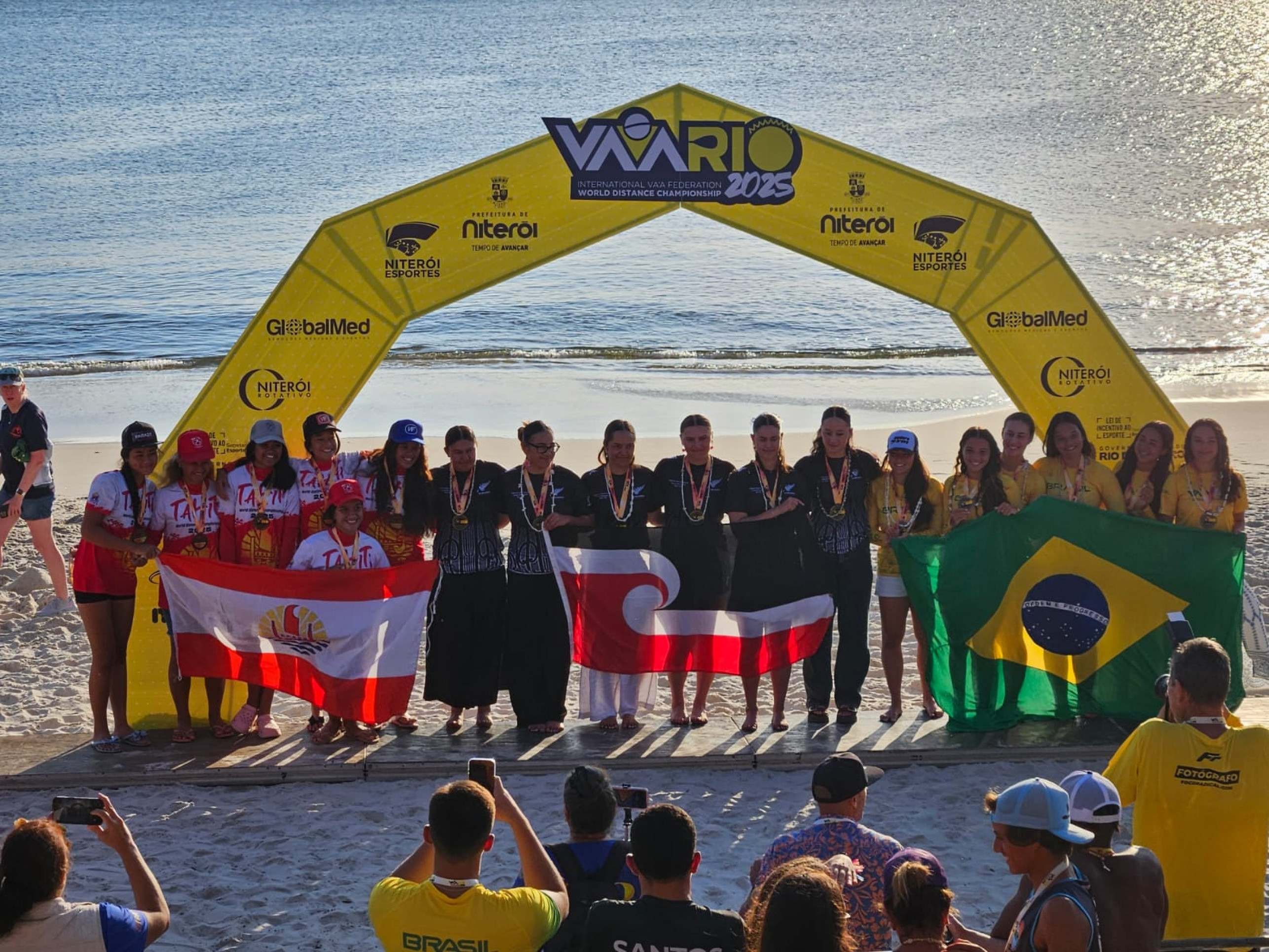 Brasileiras no pódio, com Nova Zelândia (1º lugar) e Tahiti (3º lugar)