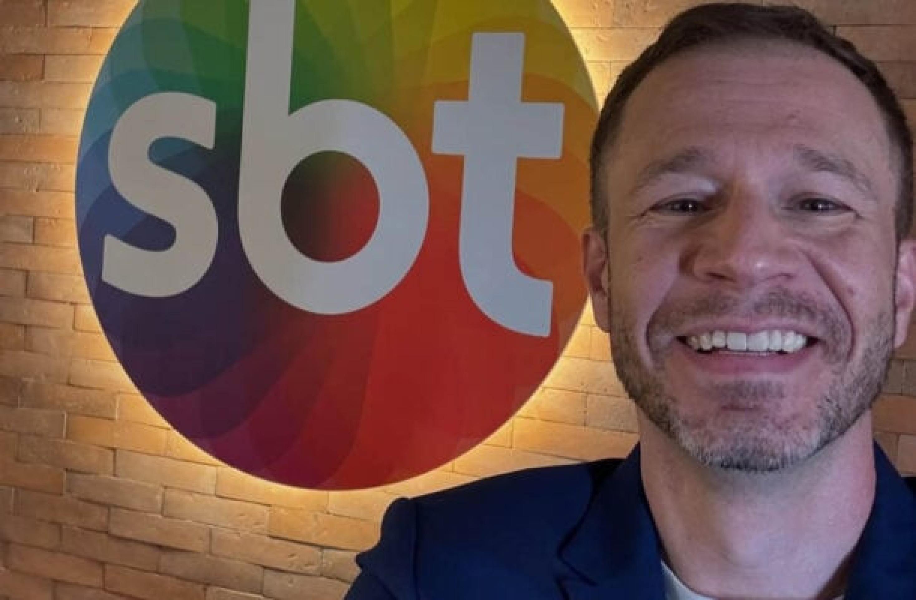 No SBT, Tiago Leifert se reencontra com programa da Globo e divide funções com futebol
