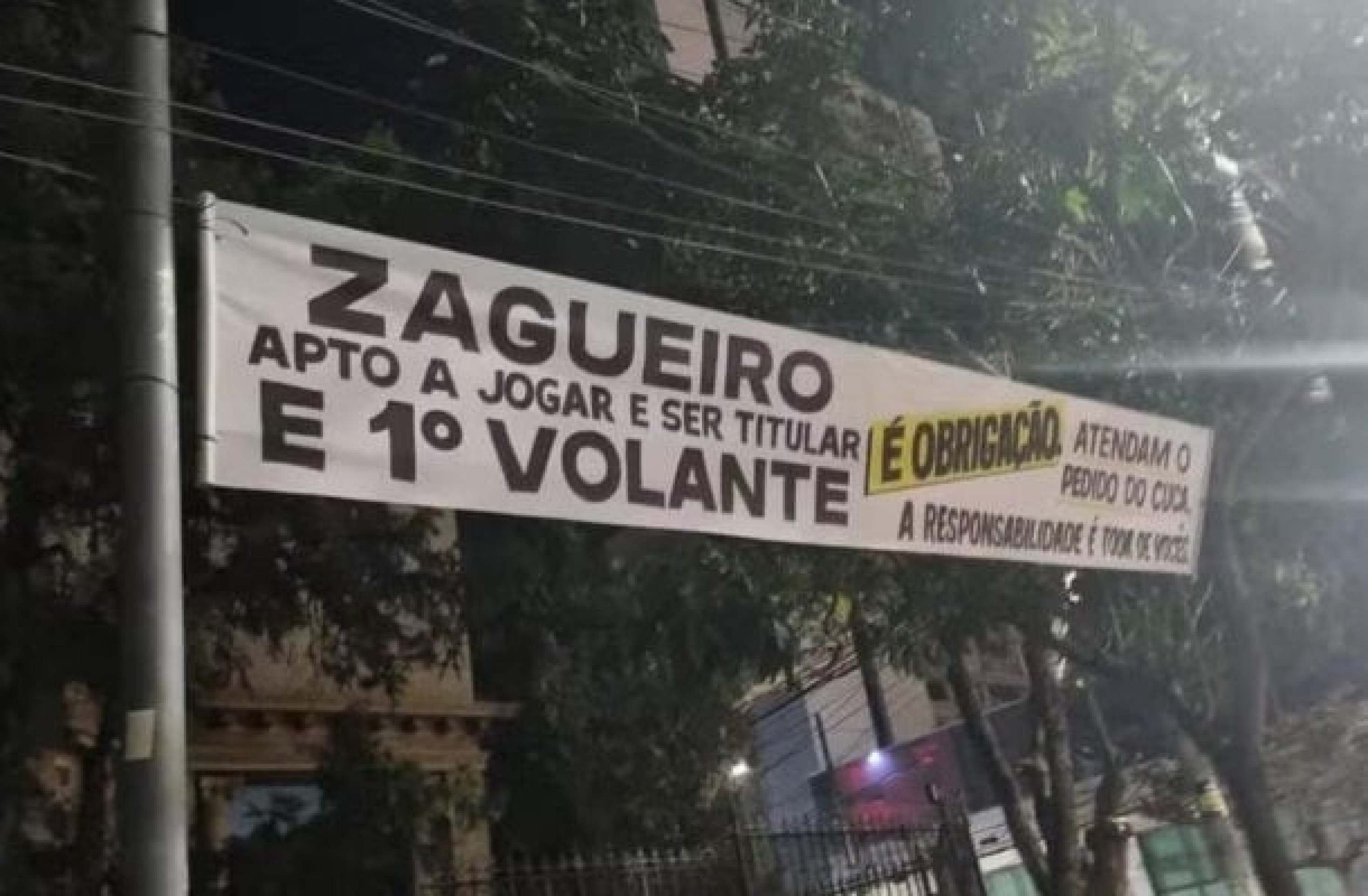 Torcida do Atlético protesta com faixas e pede urgência em reforços