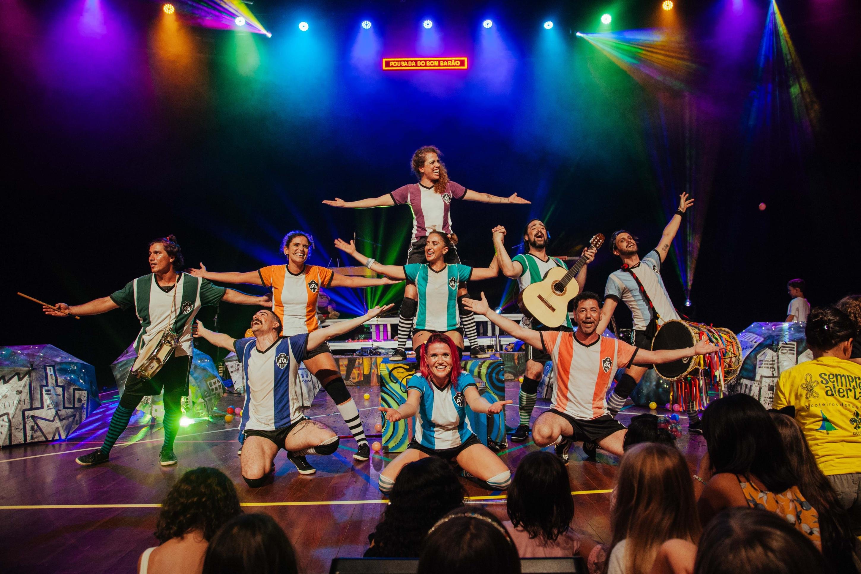 O espetáculo conta a história de quatro amigos que decidem montar um grupo musical