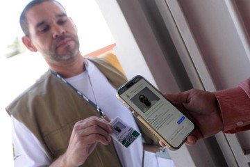 Crachás com QR code para verificação de funcionários - (crédito: Divulgação) Crachás com QR code para verificação de funcionários - (crédito: Divulgação)