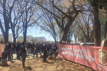 Policiais durante ato de apoio a reajuste salarial - (crédito: Luiz Fellipe Alves/CB/DA PRESS) Policiais durante ato de apoio a reajuste salarial - (crédito: Luiz Fellipe Alves/CB/DA PRESS)