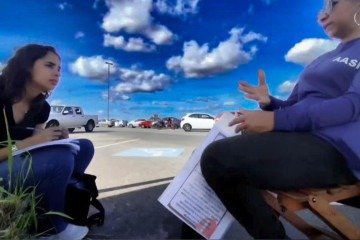 Darcianne (E) na apuração da reportagem que ajudou as trabalhadoras a serem reconhecidas com a legalização  -  (crédito: Ed Alves/CB/D.A Press)