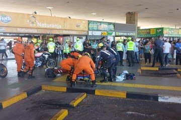 Mulher de 48 anos sofre parada cardiorrespiratória na Rodoviária do Plano Piloto - (crédito: PCDF) Mulher de 48 anos sofre parada cardiorrespiratória na Rodoviária do Plano Piloto - (crédito: PCDF)