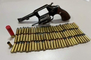 Homem é preso com arma e munições em investigação sobre morte de cão em Formosa (GO) -  (crédito: PCGO)