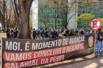 Policiais civis se reuniram com representantes do governo federal ontem para negociar o reajuste salarial -  (crédito: Foto: Luiz Fellipe Alves/CB/DA Press)