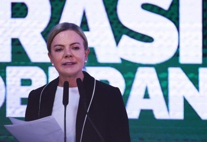 Gleisi critica clã Bolsonaro após Flávio pedir intervenção dos EUA no Brasil
