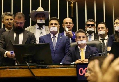 Deputados de oposição em ato tampando a boca com esparadrapo durante sessão da Câmara no dia 8 de agosto. Grupo de 14 parlamentares bolsonaristas ocupou o plenário por mais de 30 horas -  (crédito: José Cruz/Agência Brasil)