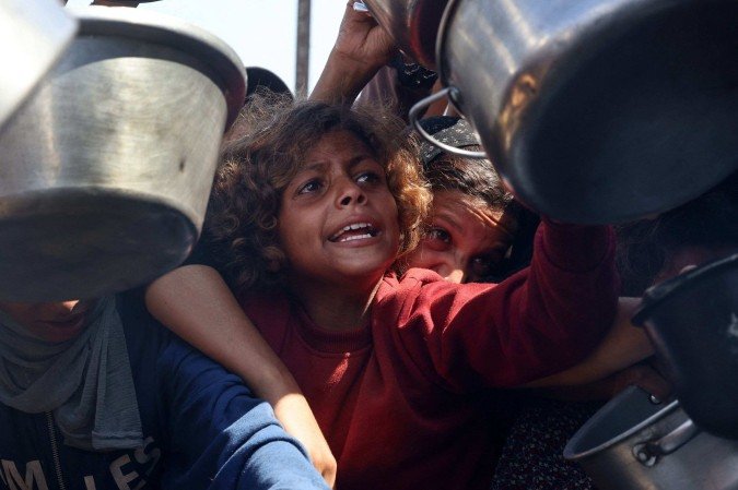Children to receive food from a charity kitchen, in Khan Yunis in the southern Gaza Strip
- (crédito: AFP) Children to receive food from a charity kitchen, in Khan Yunis in the southern Gaza Strip
- (crédito: AFP)