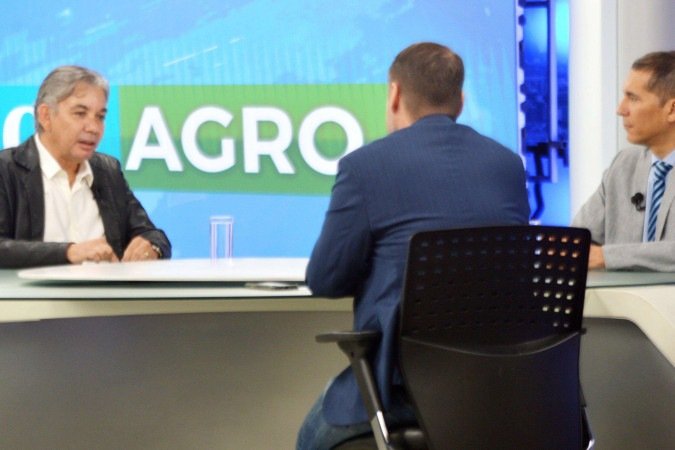 Claudinei Vieira comentou sobre a festa do morango no CB.Agro. Na bancada, Carlos Alexandre de Souza e Roberto Fonseca -  (crédito:  Ed Alves/CB/D.A Press)