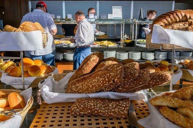 Buffets de café da manhã geram mais do que o dobro de desperdício em comparação com refeições servidas no prato - (crédito: Universal Images Group via Getty Images) Buffets de café da manhã geram mais do que o dobro de desperdício em comparação com refeições servidas no prato - (crédito: Universal Images Group via Getty Images)
