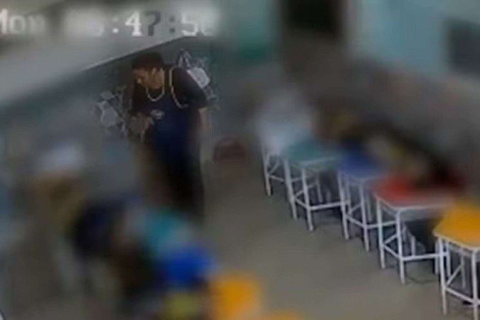A suspeita entrou em contato com os pais e alegou que a criança tinha caído no banheiro e batido a boca. Ela foi demitida -  (crédito: Reprodução/Redes sociais)