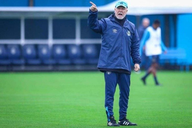 Marcos Rocha (esquerda), Cuéllar (centro) e Alex Santana (direita) devem ser titulares do Grêmio contra o Ceará -  (crédito: Fotos: Lucas Uebel / Gremio)