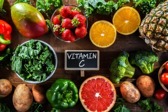 A vitamina C é essencial para o organismo e pode ser obtida por meio de diversas fontes alimentares (Imagem: monticello | Shutterstock) - (crédito: EdiCase) A vitamina C é essencial para o organismo e pode ser obtida por meio de diversas fontes alimentares (Imagem: monticello | Shutterstock) - (crédito: EdiCase)