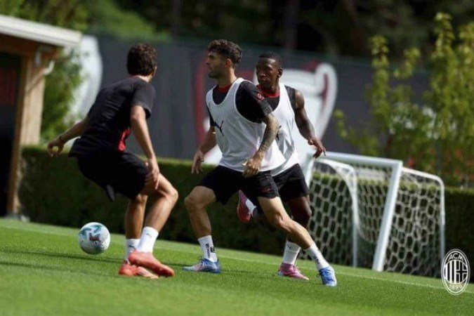 Jogadores do Milan durante treinamento da equipe - (crédito: Foto: Divulgação) Jogadores do Milan durante treinamento da equipe - (crédito: Foto: Divulgação)