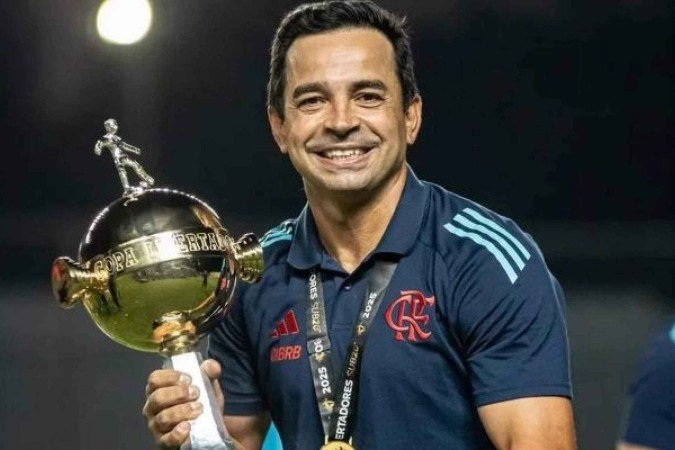 Cleber dos Santos comemora título da Libertadores Sub-20 com Flamengo - (crédito: Foto: Divulgação/Flamengo) Cleber dos Santos comemora título da Libertadores Sub-20 com Flamengo - (crédito: Foto: Divulgação/Flamengo)