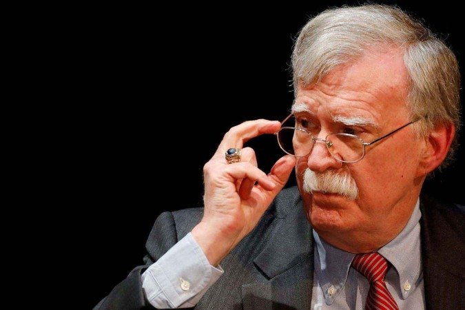Agentes do FBI na operação realizada nesta sexta na casa de John Bolton - (crédito: Tasos Katopodis/Reuters) Agentes do FBI na operação realizada nesta sexta na casa de John Bolton - (crédito: Tasos Katopodis/Reuters)