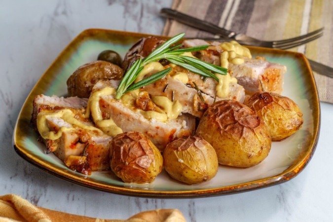 Filé mignon suíno com mostarda e mel (Imagem: Ezume Images | Shutterstock) - (crédito: EdiCase) Filé mignon suíno com mostarda e mel (Imagem: Ezume Images | Shutterstock) - (crédito: EdiCase)