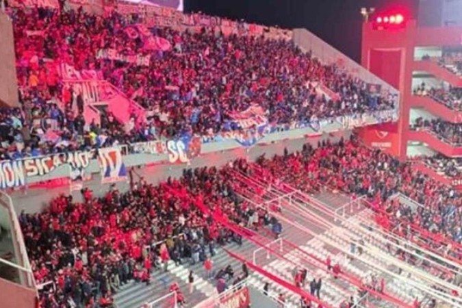 Estádio Libertadores de América, na última quarta-feira (20), ainda no início da confusão -  (crédito: Foto: Reprodução)