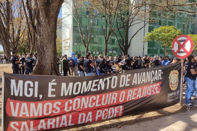 Policiais civis se reuniram com representantes do governo federal ontem para negociar o reajuste salarial -  (crédito: Foto: Luiz Fellipe Alves/CB/DA Press)