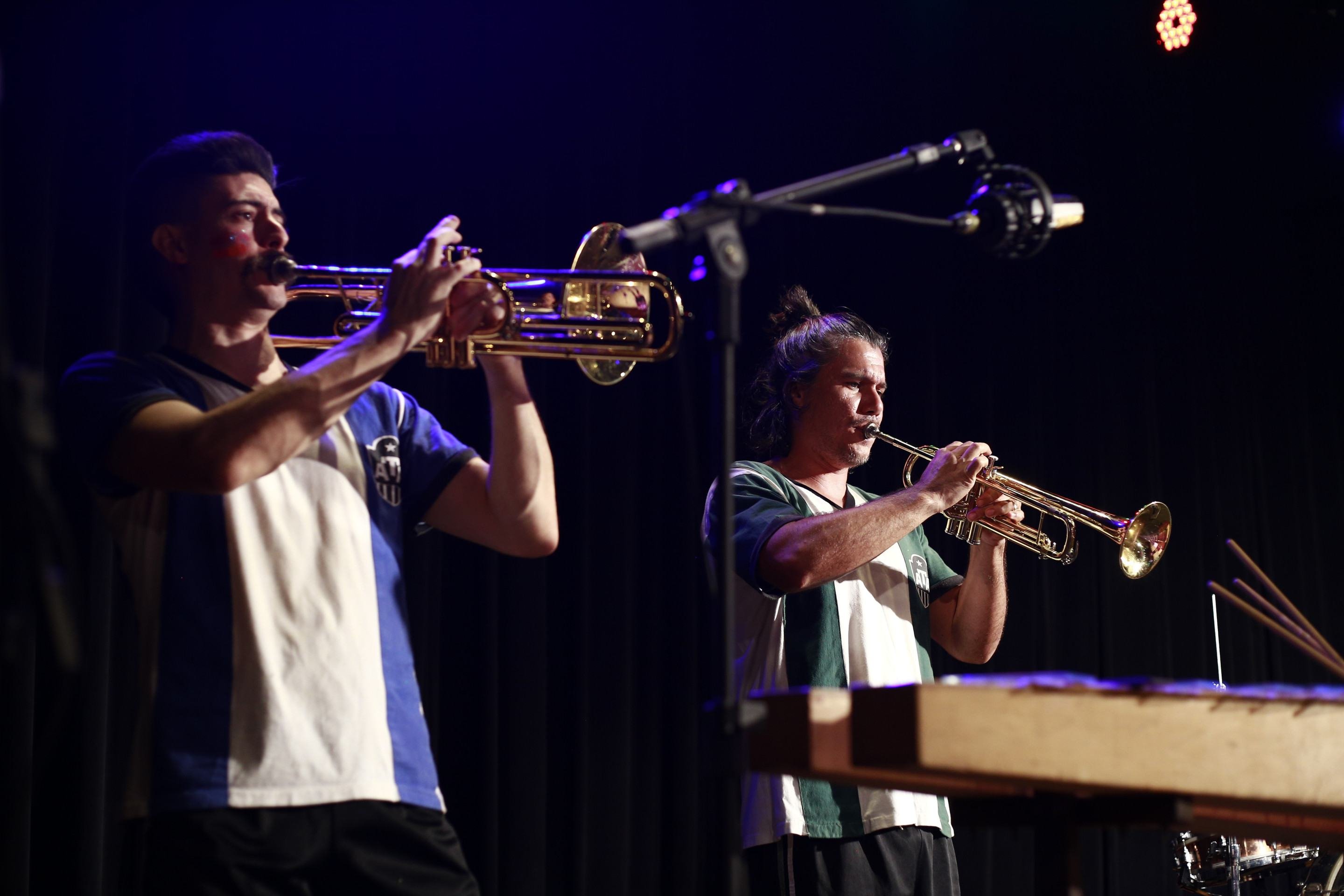 Misturando música e fisicalidade, a peça aborda temas sociais