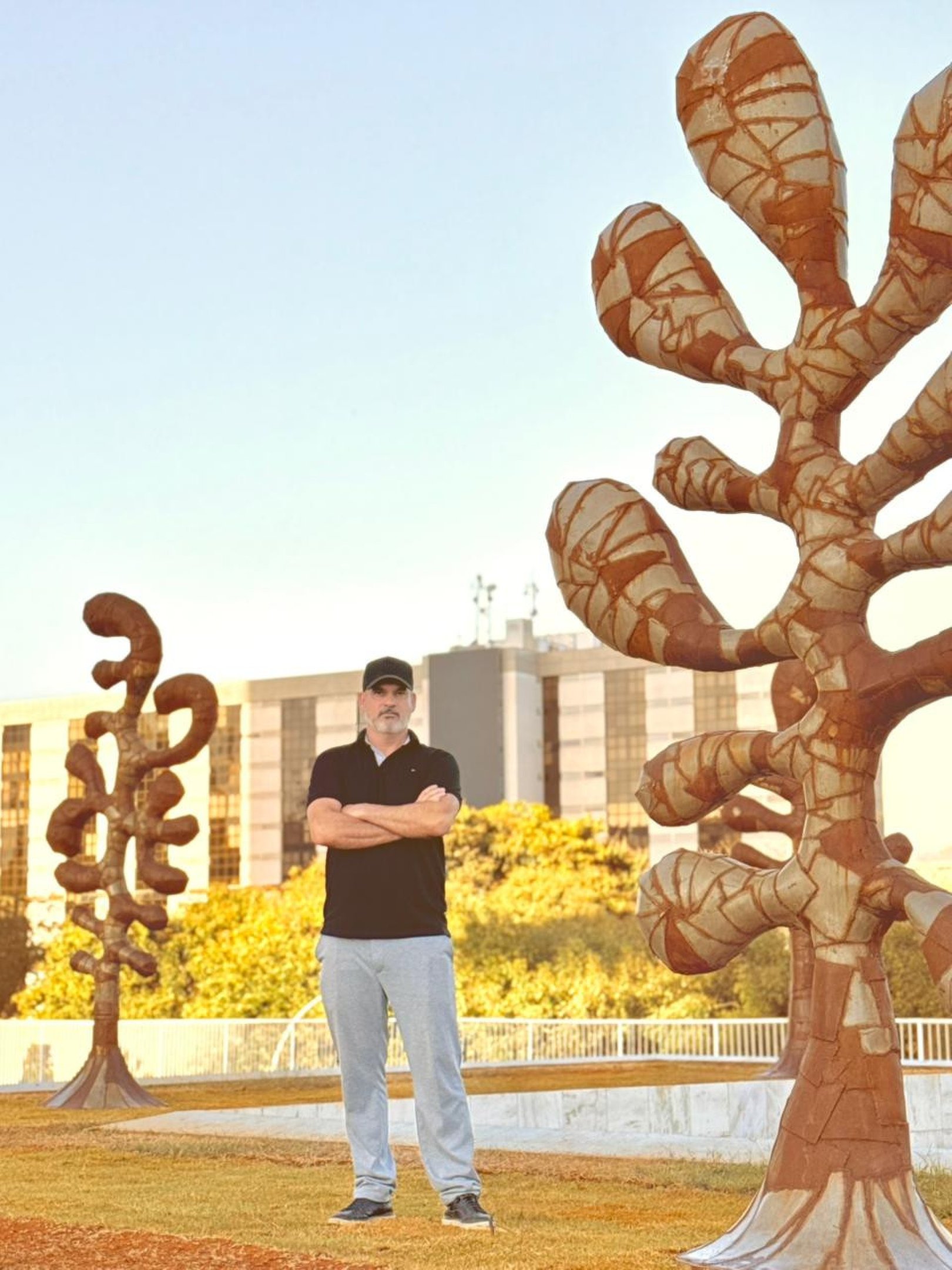 Escultórias — Poesias da Matéria Exposição de Leandro Gabriel. Curadoria: Léia Lemos. Abertura amanhã, às 17h, no Jardim das Esculturas da CAIXA Cultural Brasília (SBS – Quadra 4 – Lotes ¾). Visitação até 30 de novembro, de terça a domingo, das 9h às 21h 