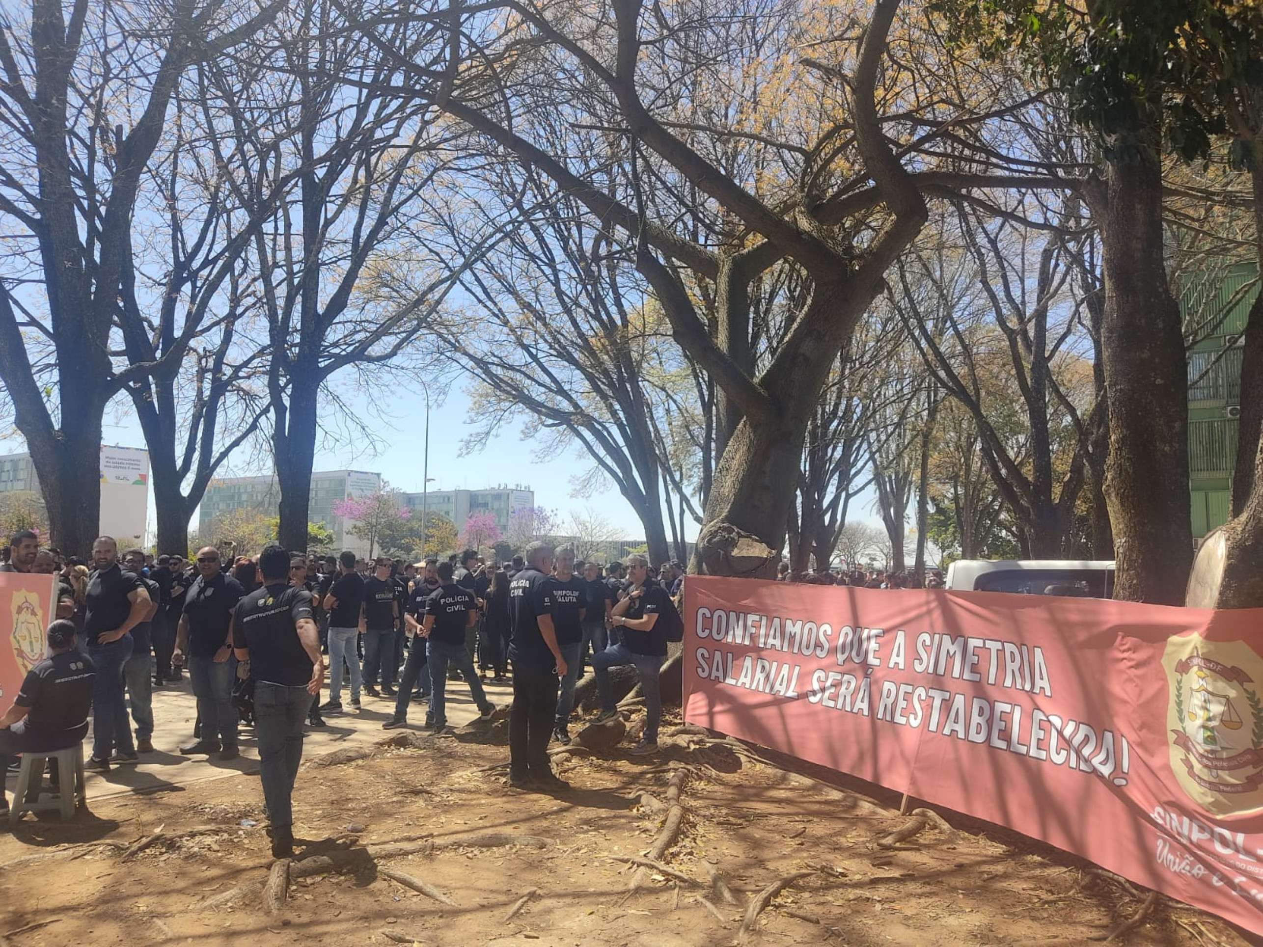 Reunidos na Esplanada, policiais civis reivindicam reajuste salarial